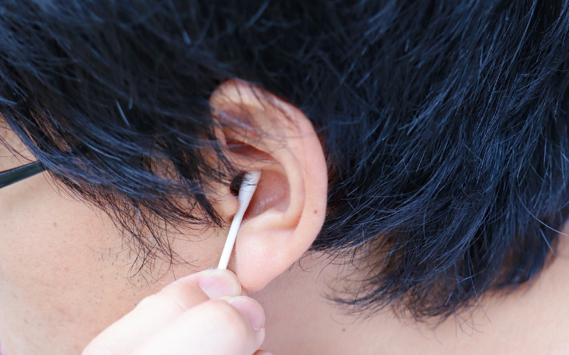 耳掃除をする写真