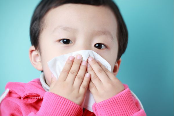 子供の鼻づまりの原因は？お家でのケアと病院に行く目安を解説